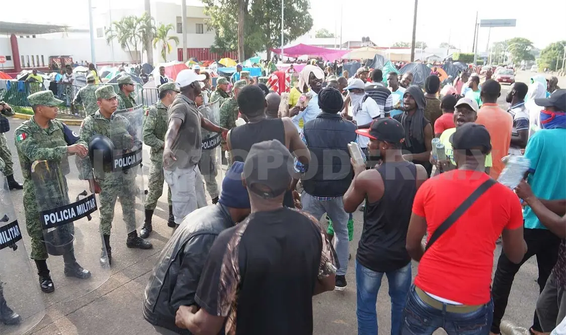 Migrantes cumplen un mes en plantón frente al Inami