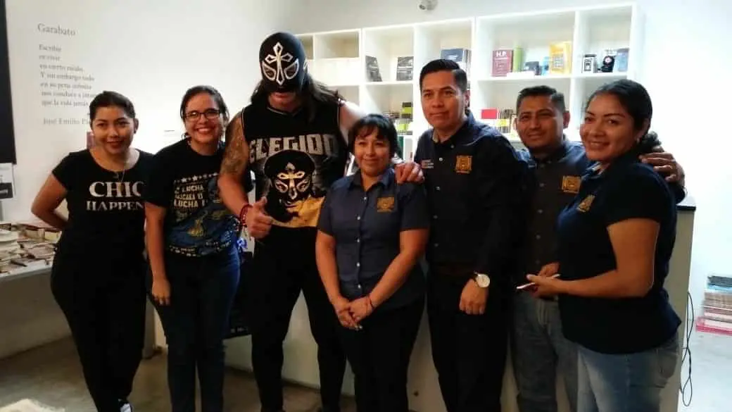 Los empleados de la librería cobijaron con mucho gusto al luchador de la AAA, que platicó con ellos de lucha y libros. Luis Cruz/CP