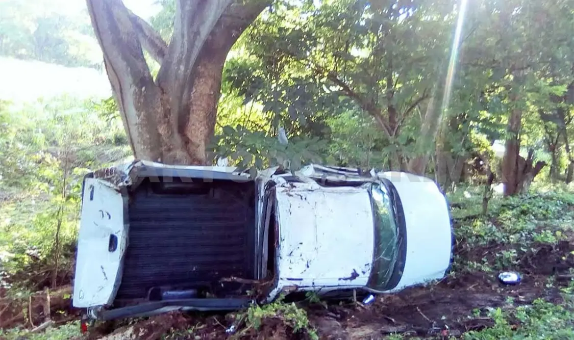 Cuatro lesionados deja volcadura de camioneta