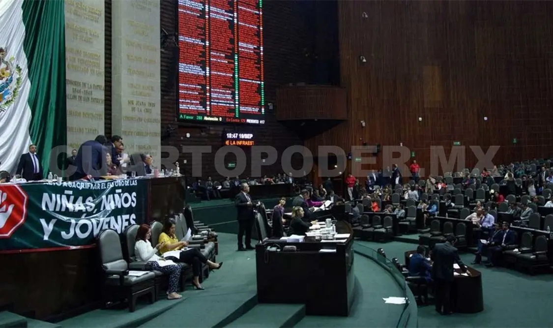 Arremeten contra AMLO por Reforma Educativa
