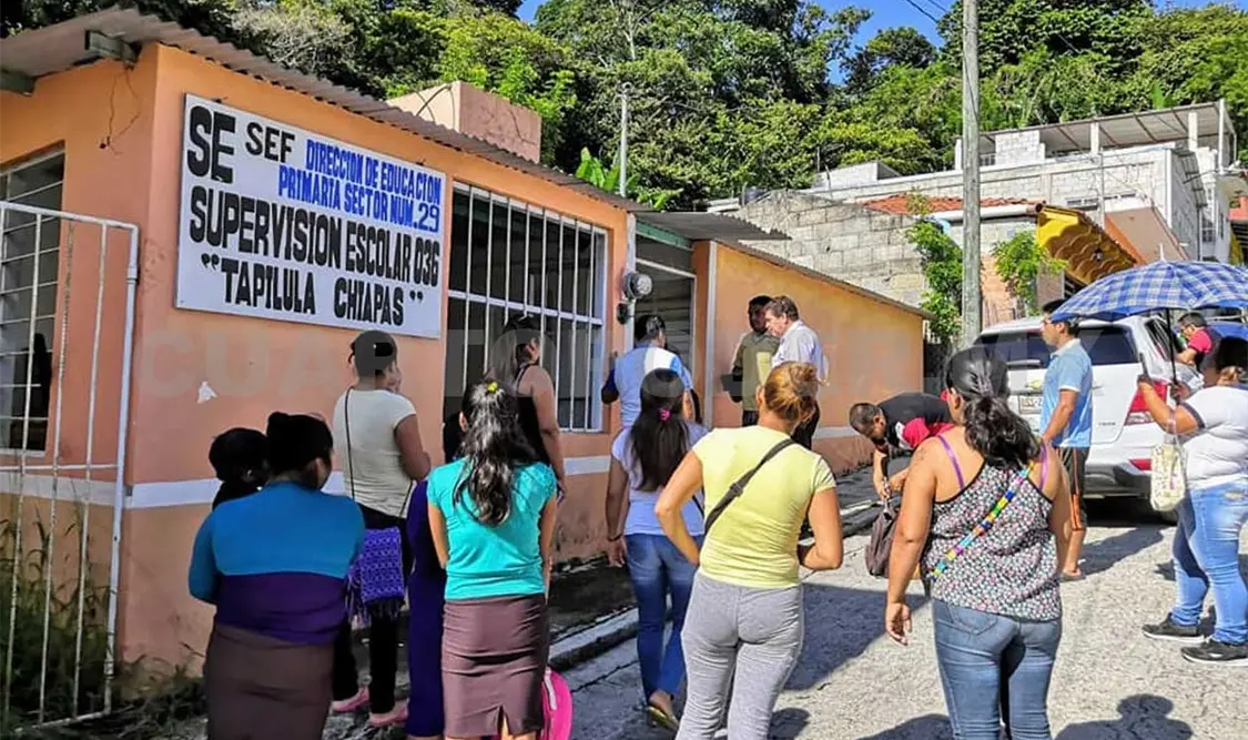 Rescatan libros y los entregan a niños de primaria