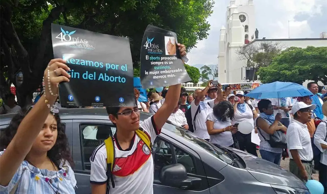 Decenas de religiosos católicos marcharon hasta la entrada del recinto legislativo para gritar consignas y levantar la voz contra la despenalización del aborto. Ricardo López / CP