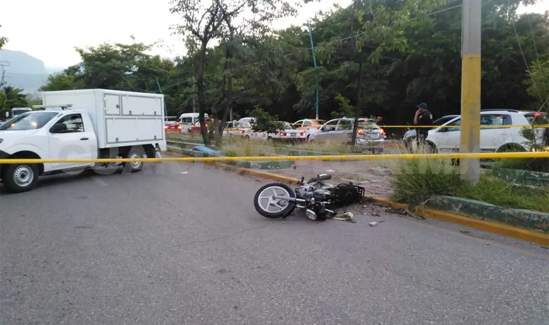 Motociclista se estrella en un árbol y muere