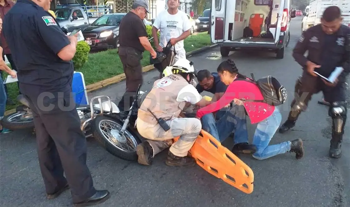 Motorista arrolla a militar; ambos heridos