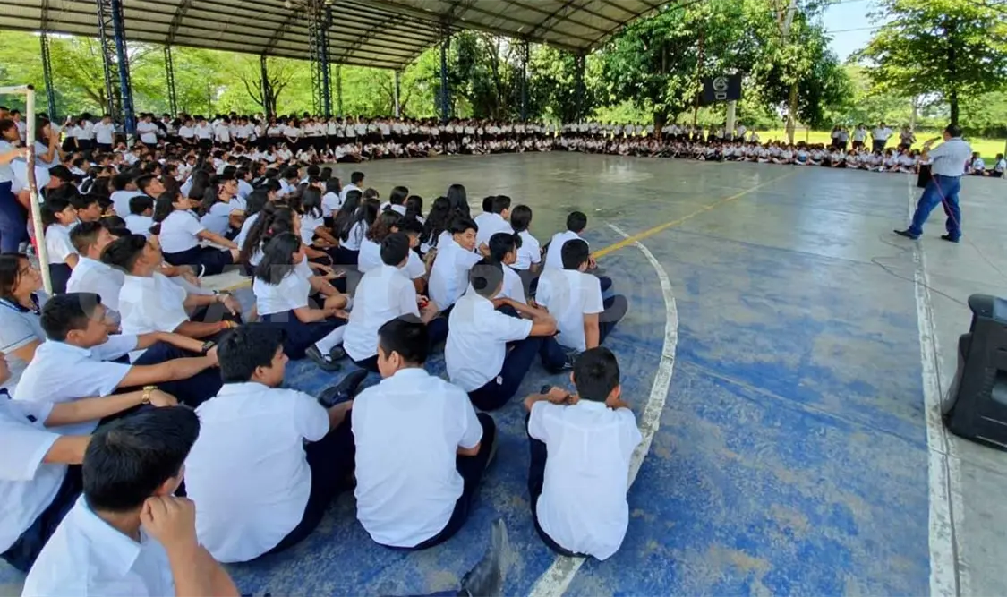 Estudiantes reciben pláticas de prevención