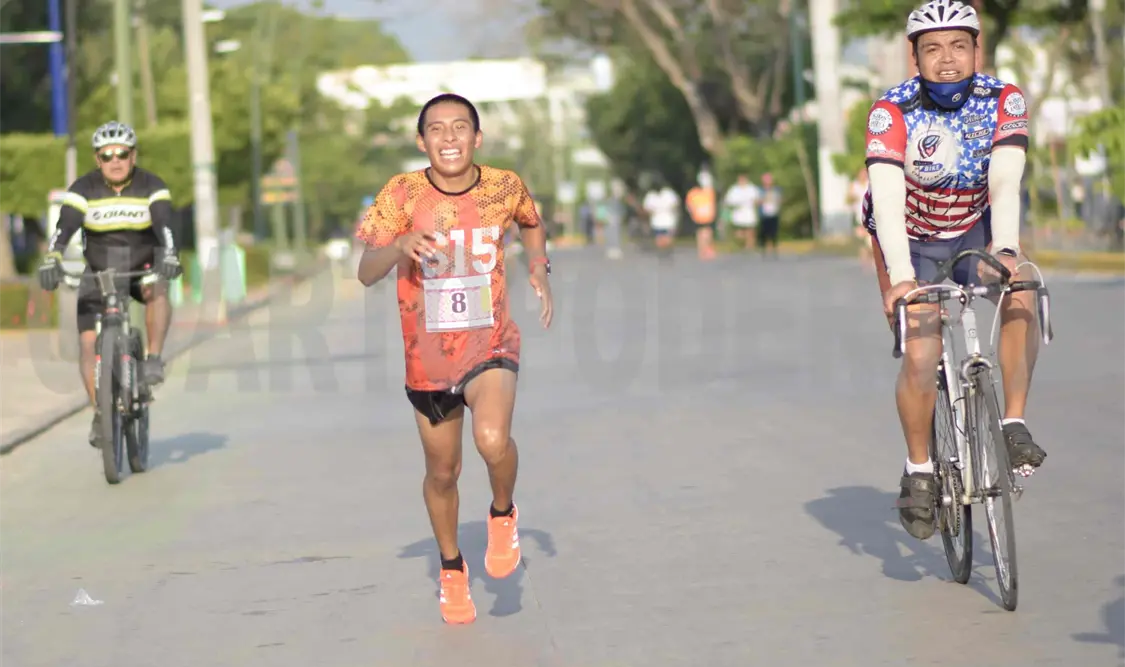 En solitario, el ganador de la categoría principal, quien durante todo el recorrido se mostró alegre y sonriente. Guillermo Ramos/CP