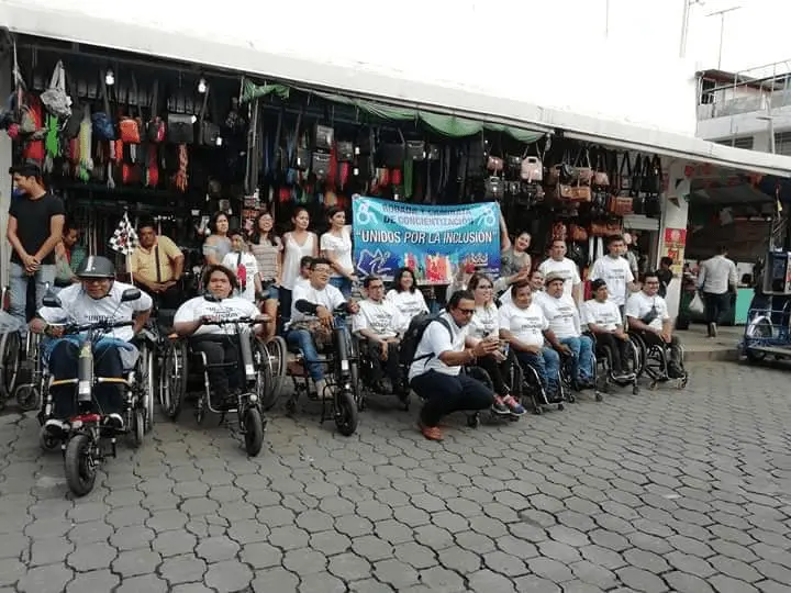 El buen ánimo no pudo faltar en las personas con discapacidad, antes de iniciar su recorrido al Parque de la Marimba. Cortesía