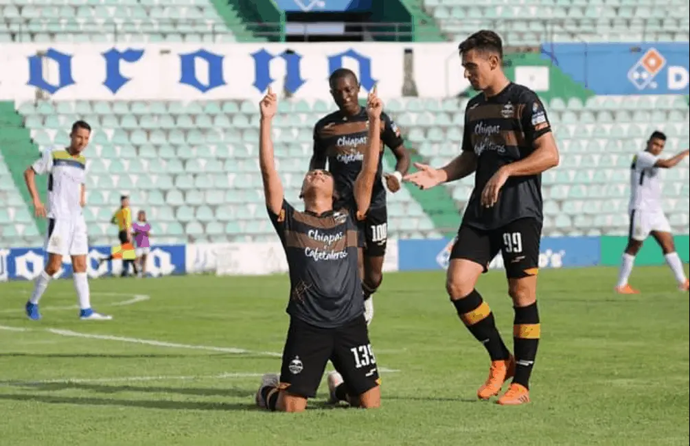 Sergio Hipolito agradece su primer gol con Cafetaleros Premier, que significó los primeros tres puntos de la temporada. Cortesía