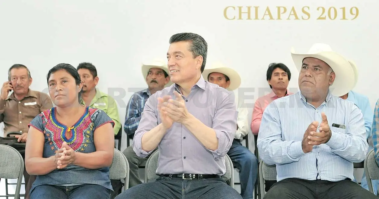 Entrega Escandón apoyos agrícolas a productores