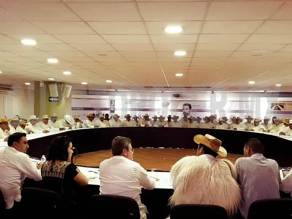 El secretario Brito Mazariegos encabezó la reunión acompañado de autoridades de Chamula. Manuel Martínez / CP