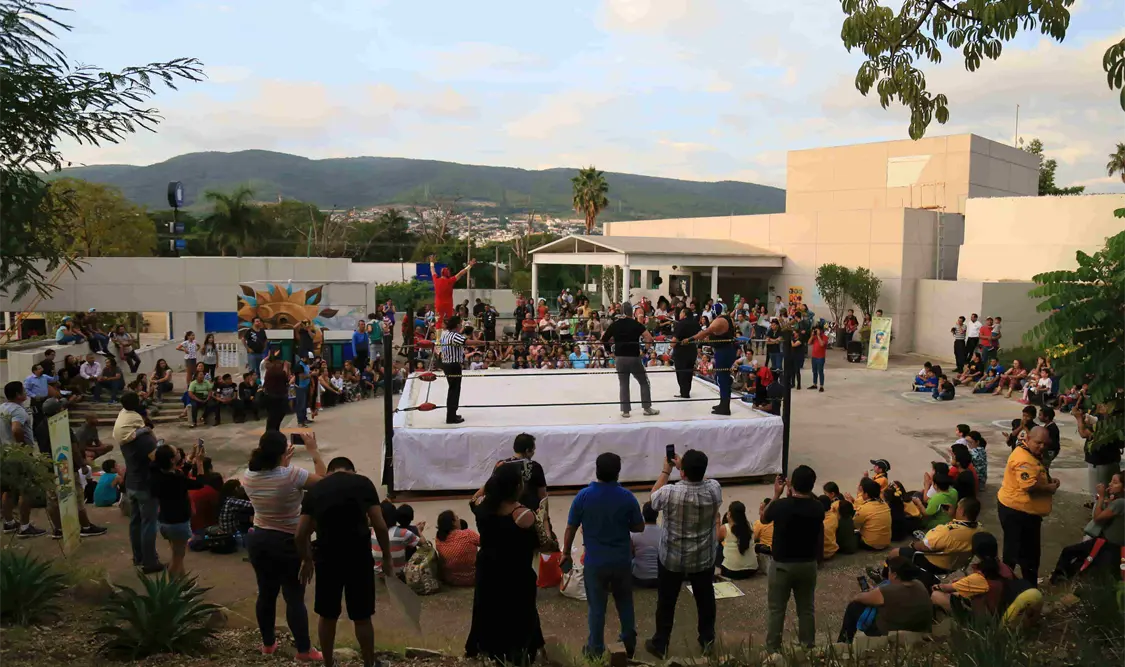 La terraza de la librería del Fondo de Cultura Económica de la Unach albergó la lucha de exhibición. Cortesía
