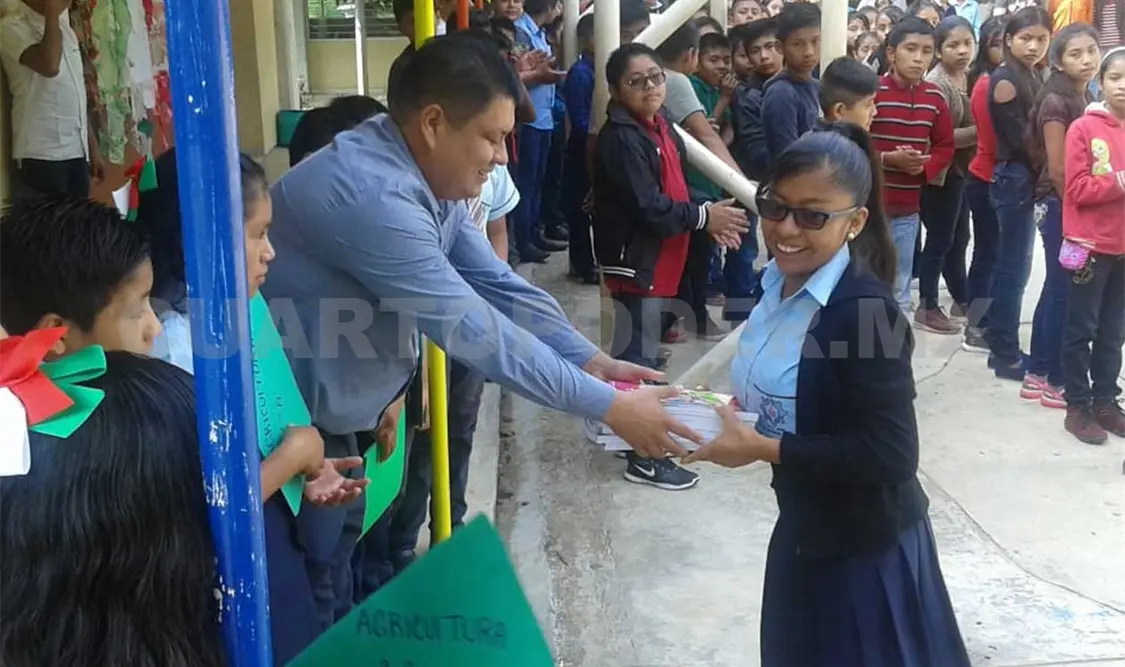 Entrega SE libros de texto gratuitos a estudiantes
