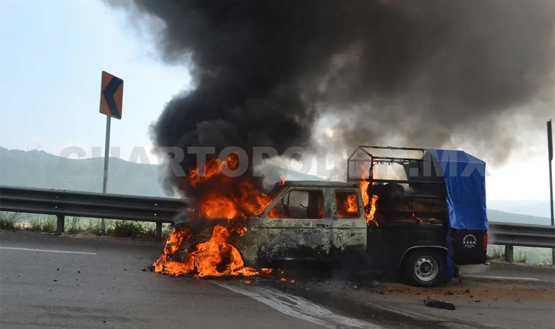 Camioneta se incendia y queda reducida a cenizas