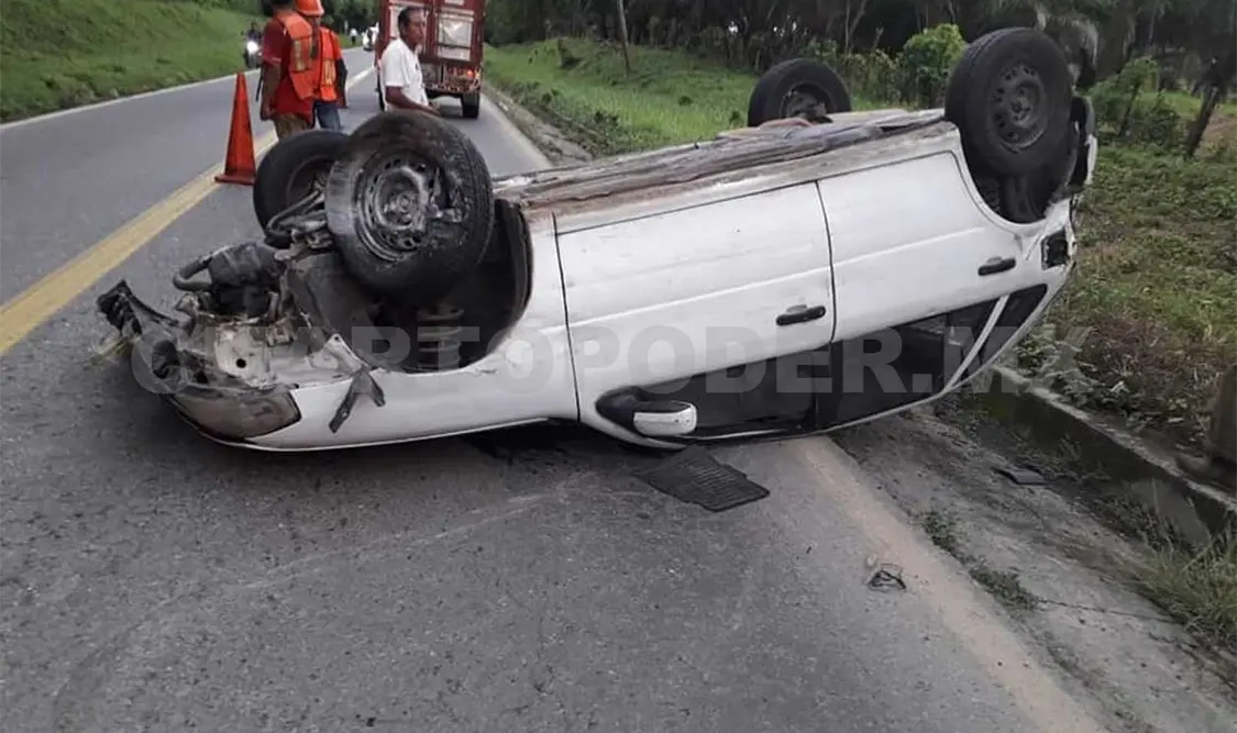 Volcadura en la Costera salda con dos lesionados