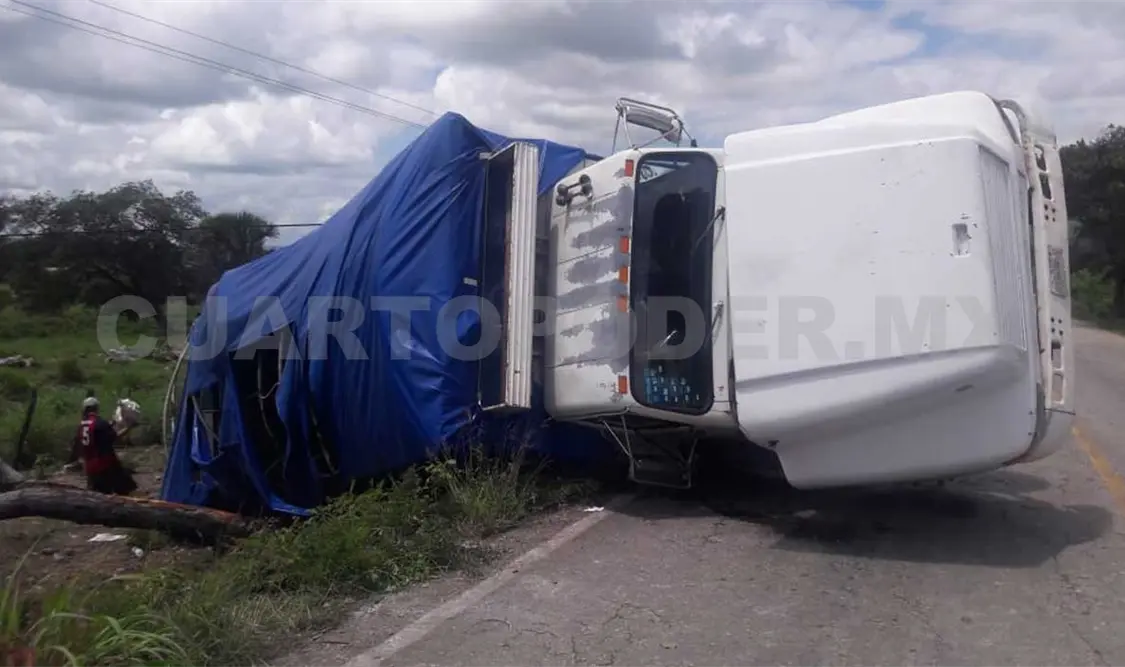 Vuelca torton cargado con 10 toneladas de sal