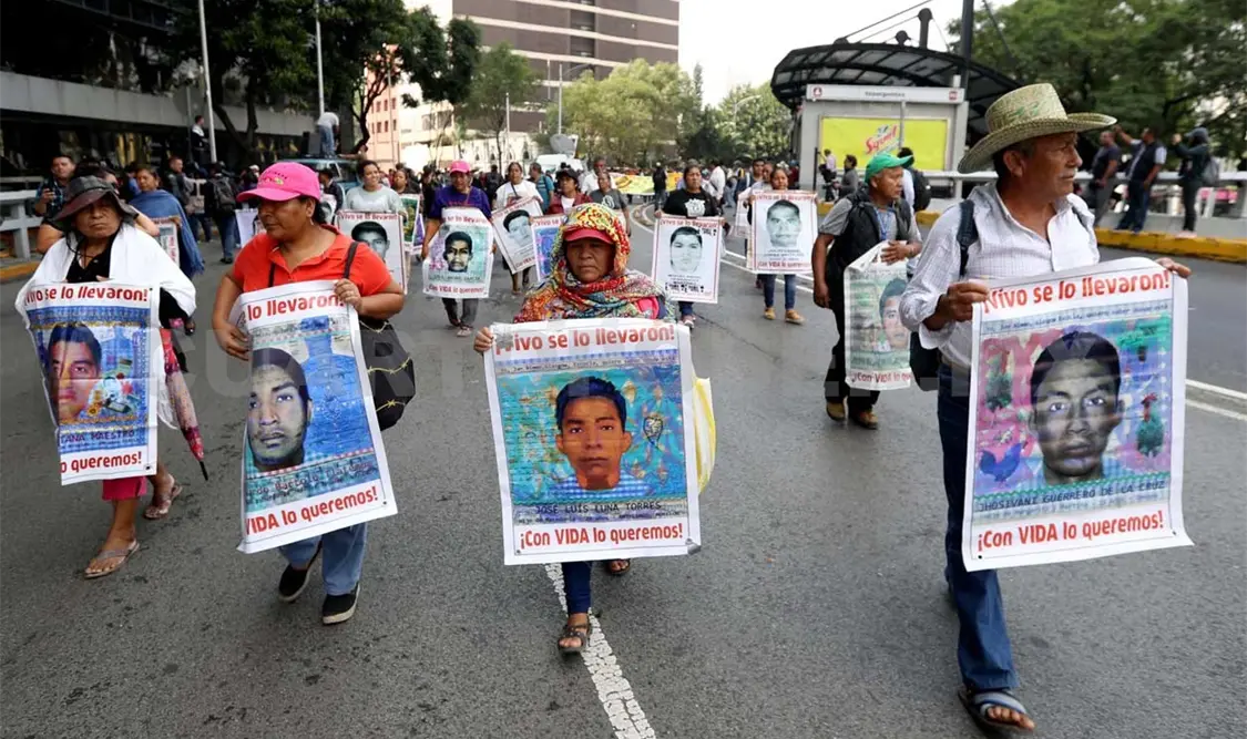 Padres de normalistas realizan mitin en FGR