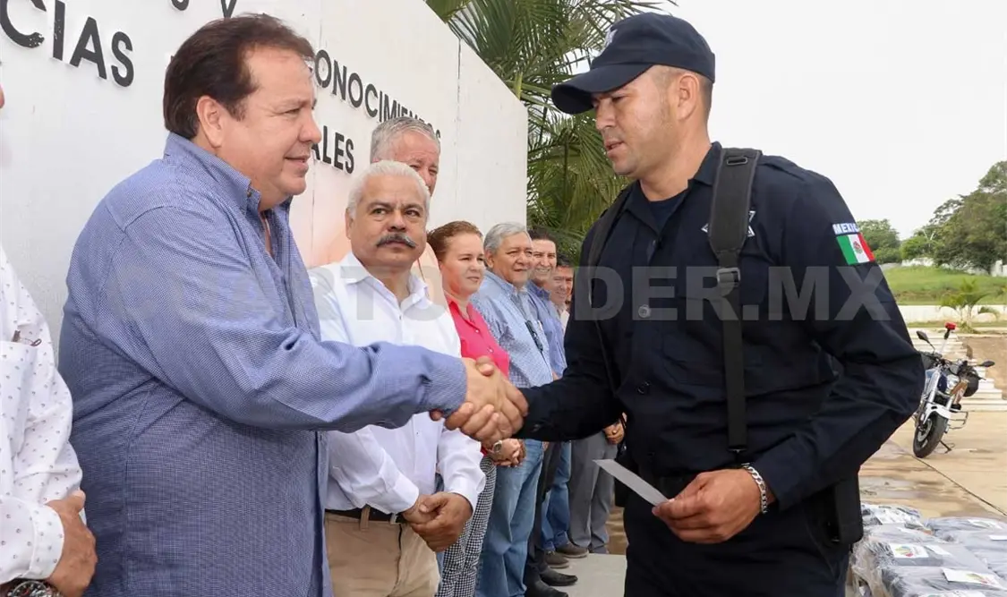 Entrega Rosales Zuarth incentivos a policías