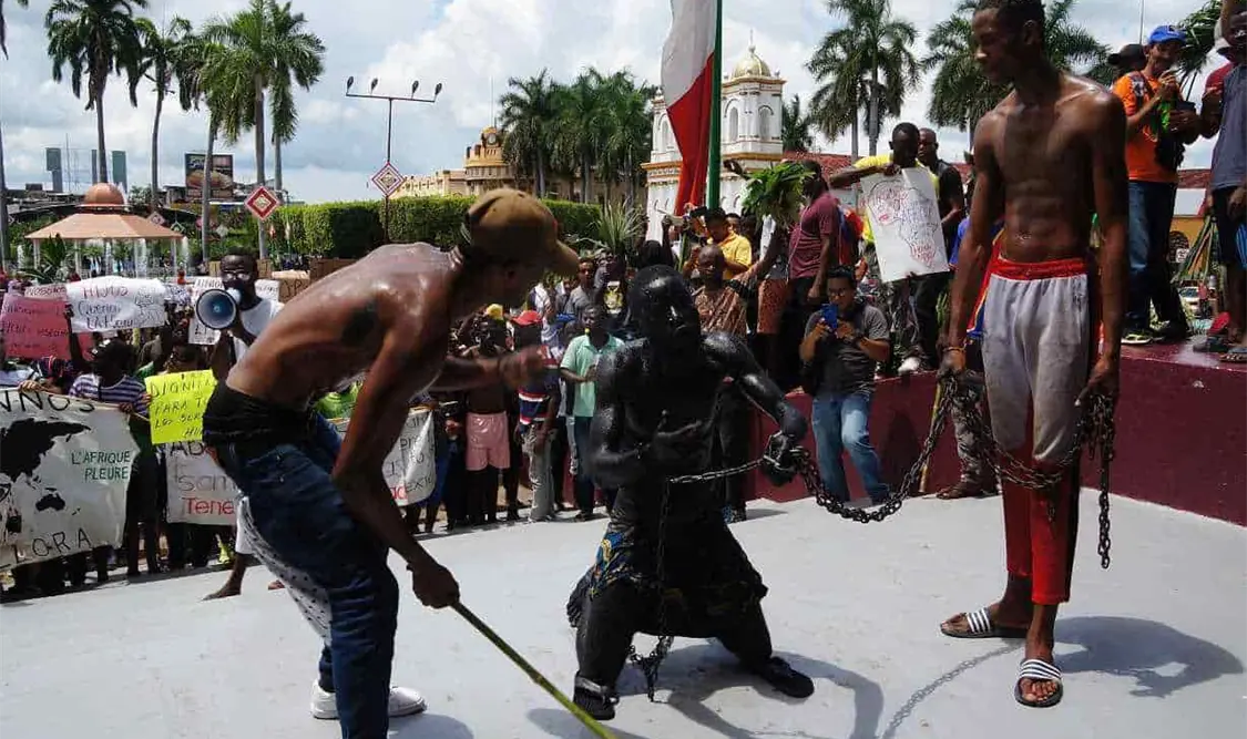 En la escenificación uno de los migrantes era jalado, atado con cadenas, mientras que era golpeado y amenazado con un arma de fuego. Rafael Victorio / CP