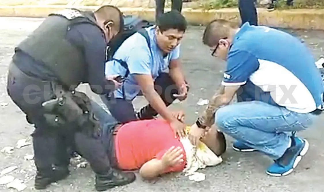 Microbusero arrolla a motociclista y huye