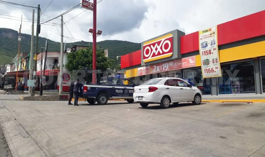 Sujetos asaltan Oxxo y escapan con el botín