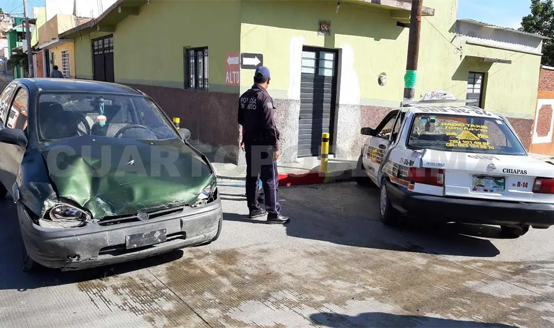 Aparatoso accidente de Chevy y taxi; dos heridos