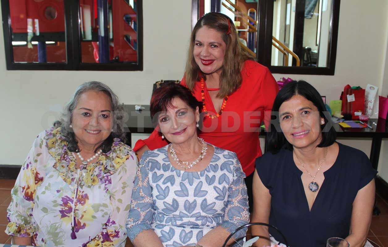 Lisye festejó entre amigas