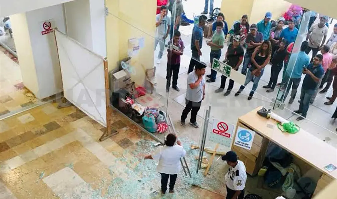 Destruye puerta de hospital por presunta negligencia