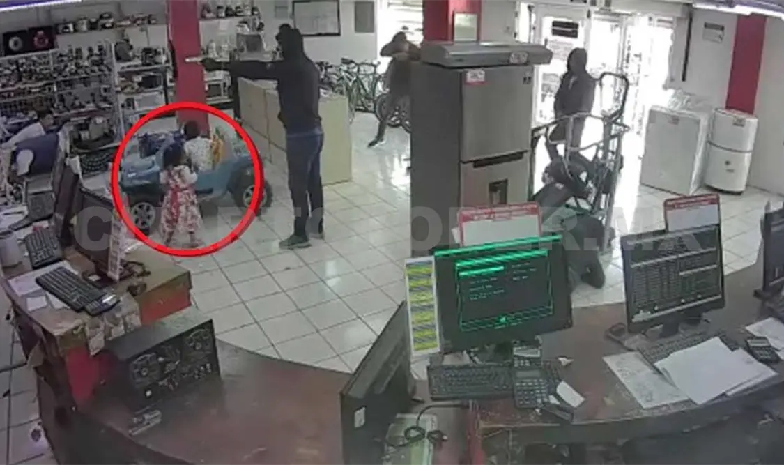 Dos niñas y dos mujeres quedaron en medio de los disparos, quienes tuvieron que tirarse al piso y ocultarse en las columnas. Twitter