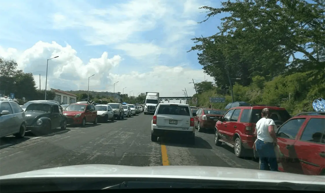 El director de la SCT dijo que analizan también la construcción de un tercer carril, pero no hay nada definido. CP