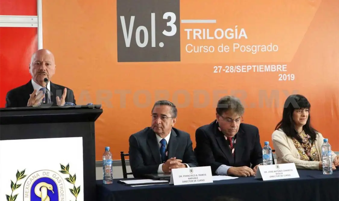 José Manuel Cruz Castellanos hizo entrega de reconocimientos a especialistas. Ricardo López / CP