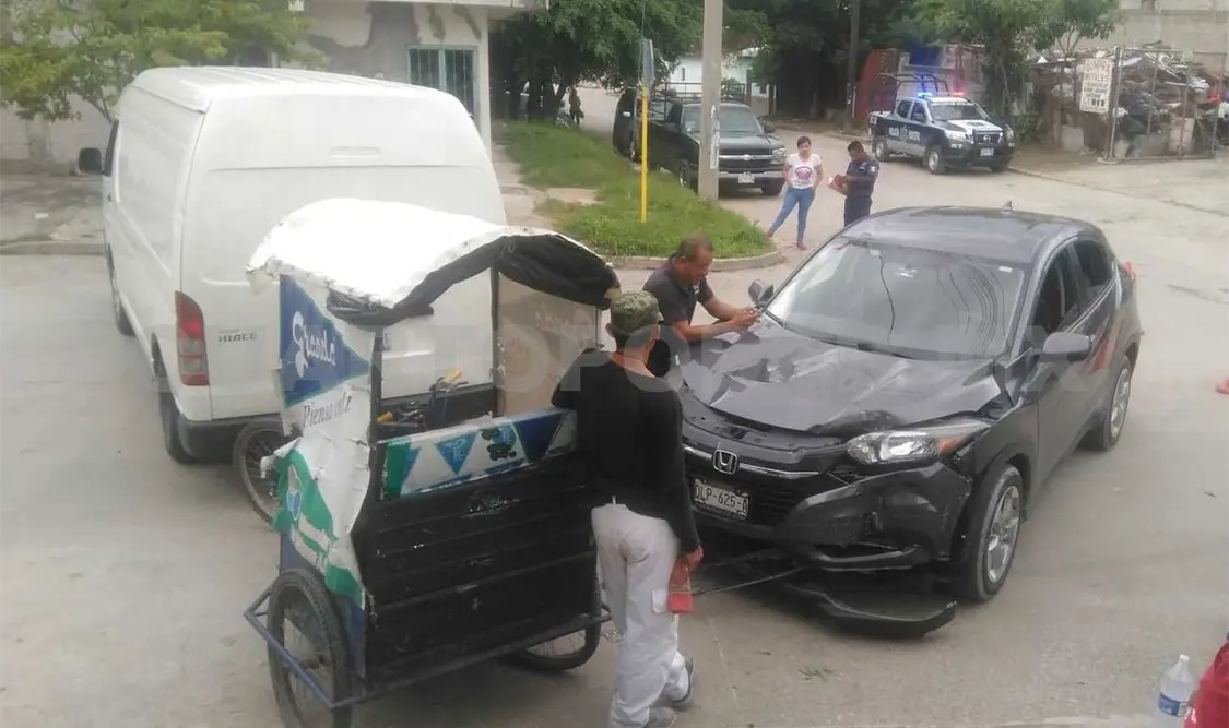 La falta de precaución provocó el fuerte accidente, resultando lesionado un ciclista en el lugar. Edberg Mayorga / CP