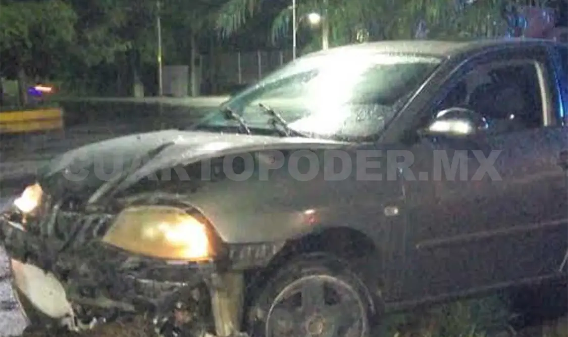 El conductor de la Seat segundos antes había chocado a otro automóvil y para evadir su responsabilidad se dio a la fuga y terminó provocando otros destrozos. Rafael Victorio / CP