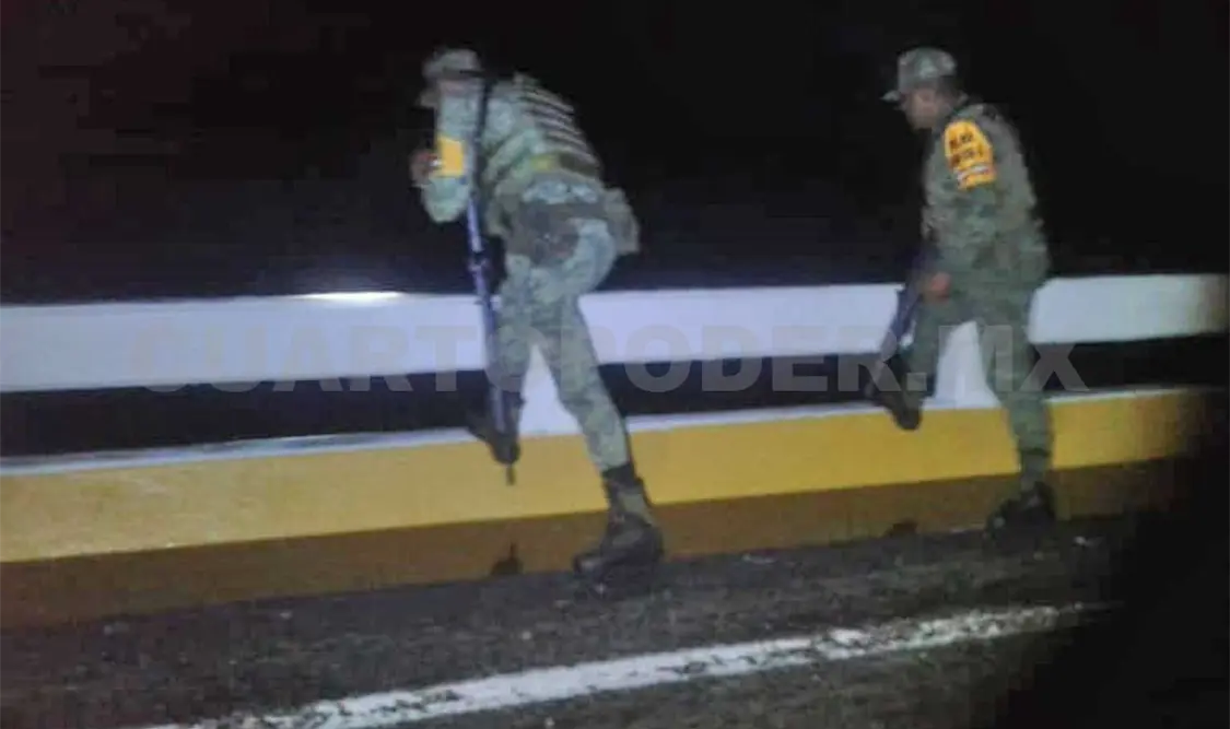 Elementos del Ejército Nacional, Protección Civil acudieron al rescate de los cuatro adultos y tres niños. CP