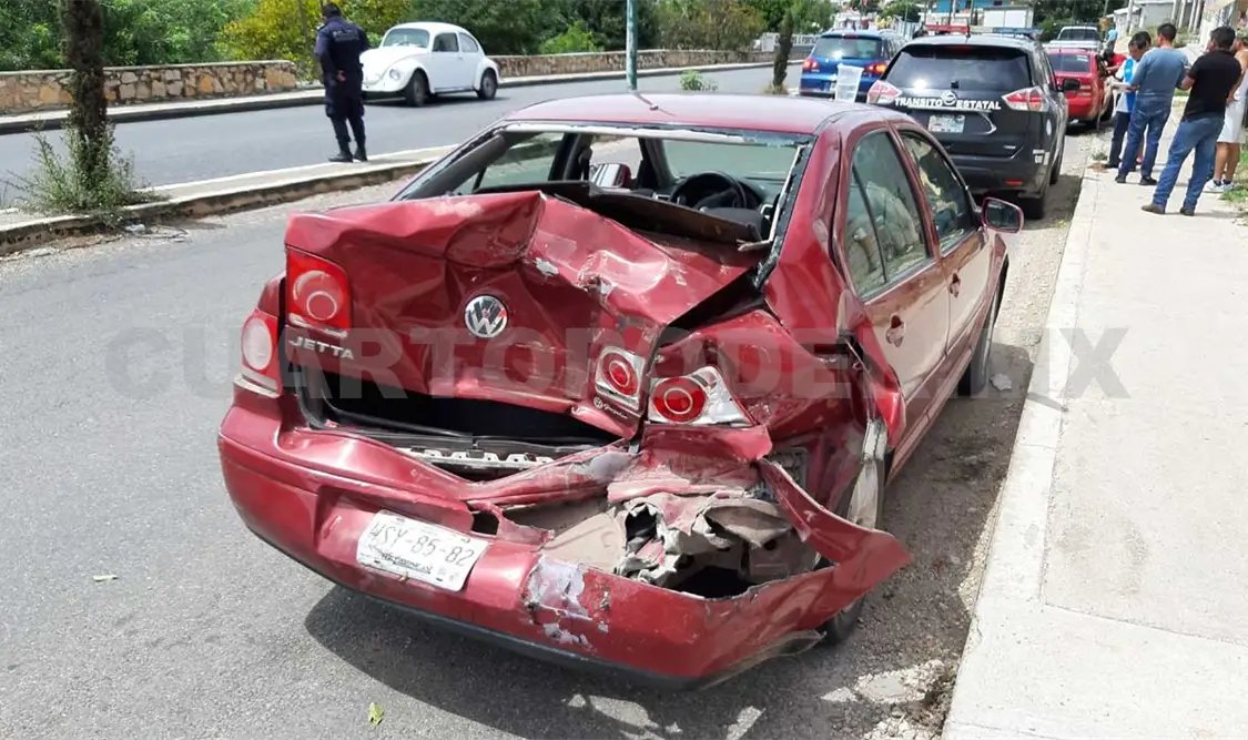 Camioneta desenfrenada impacta a Jetta