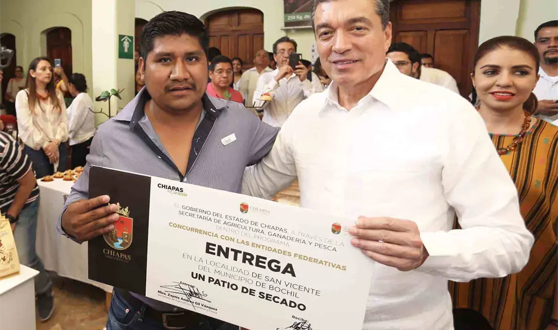 El mandatario entregó despulpadoras, patios de secado, secadoras, tostadoras para grano y trilladoras a productores. CP