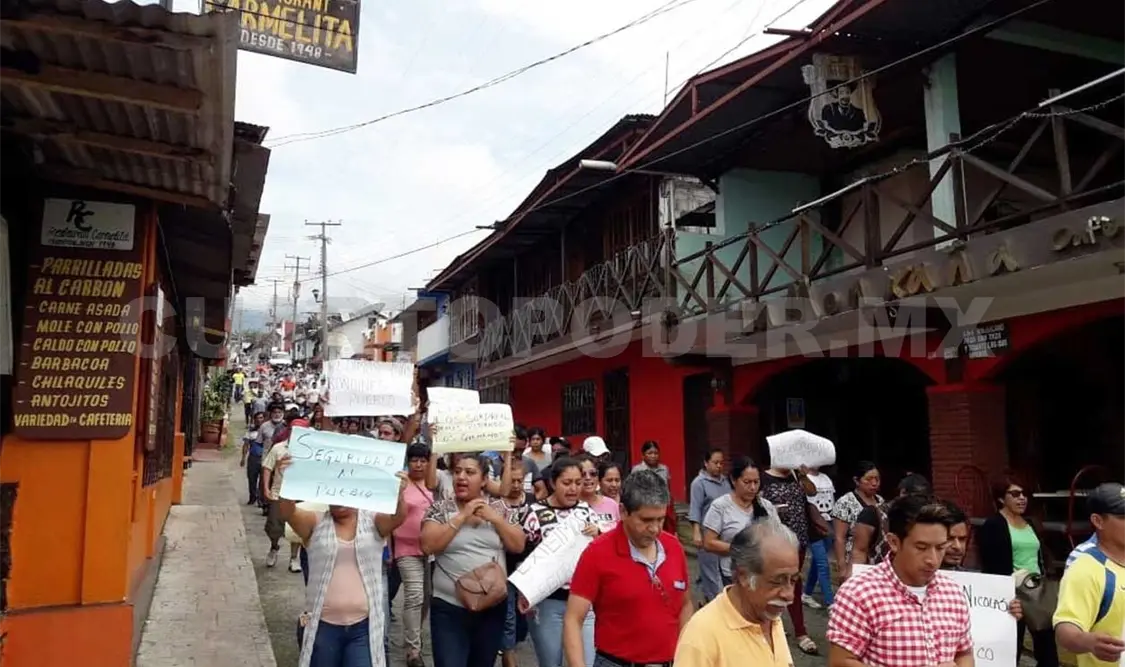 Habitantes protestan por incapacidad de alcalde