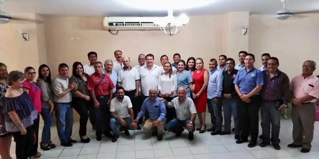 Integrantes de la asociación civil con el alcalde Mariano Rosales. Cortesía