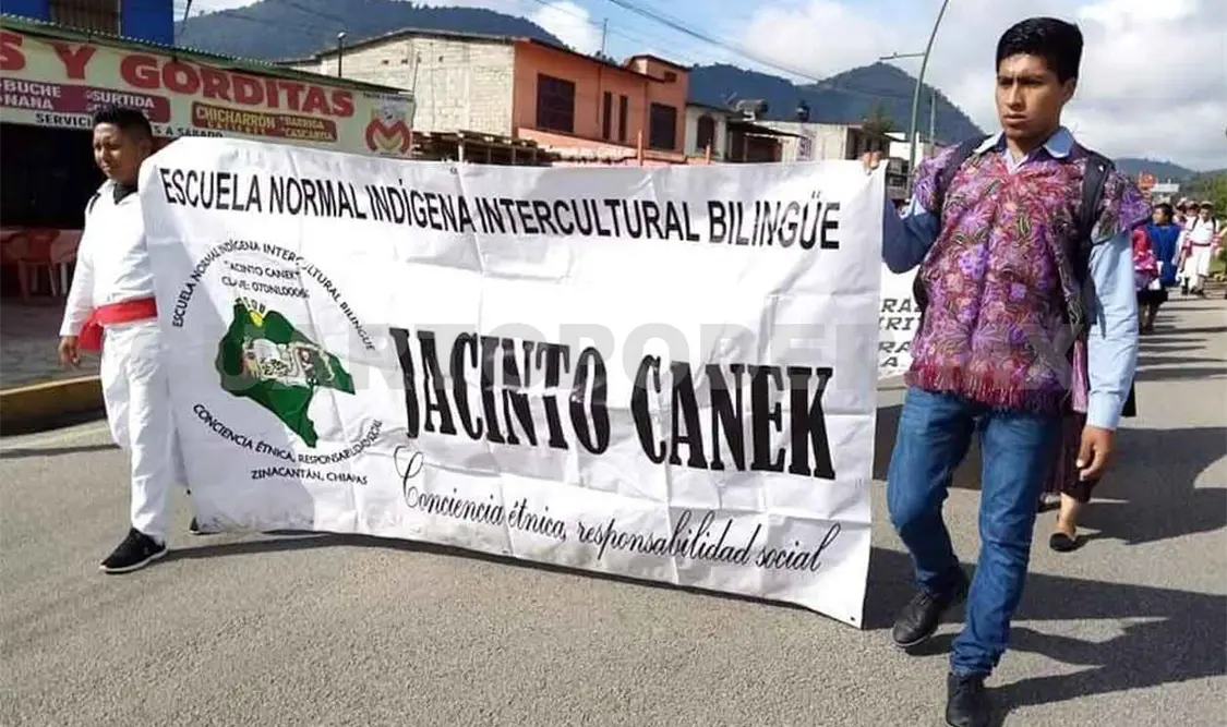 Normalistas realizan marcha pacífica