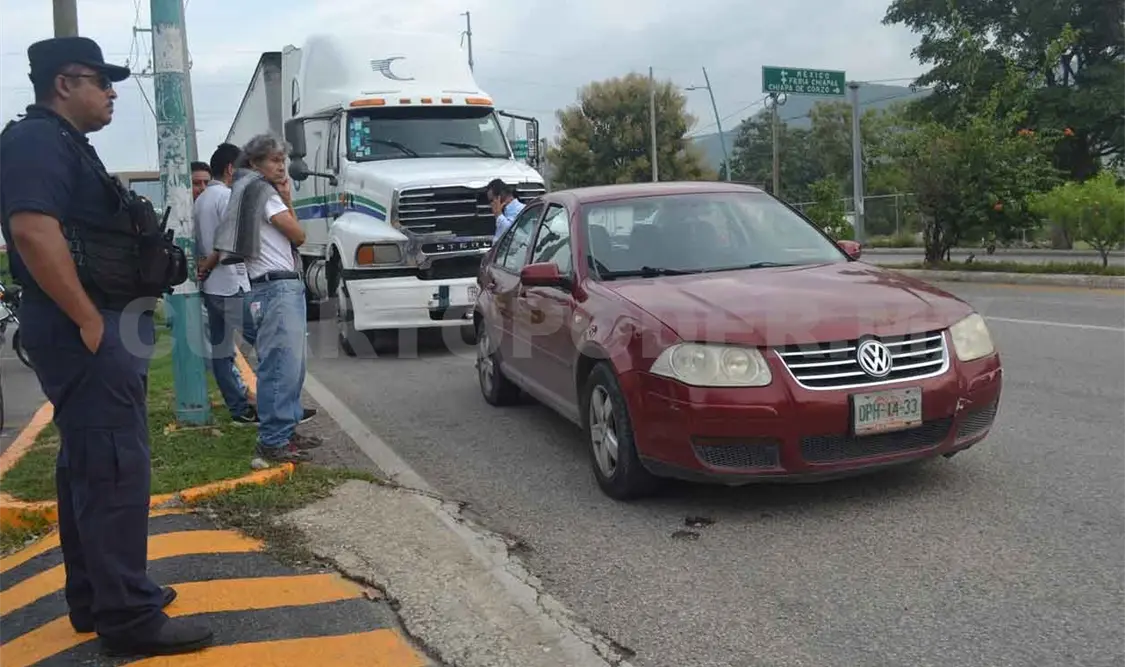 Coloso impacta y destroza Jetta en el retén “La Pochota”