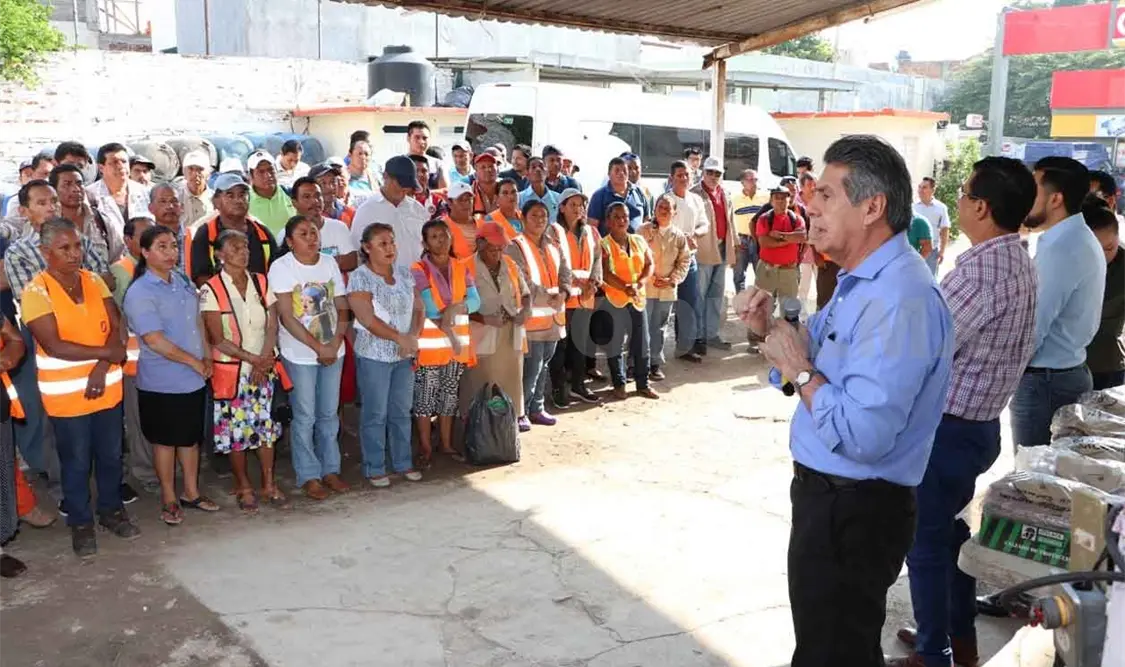 Entregan uniformes a personal de Limpia y Aseo Público