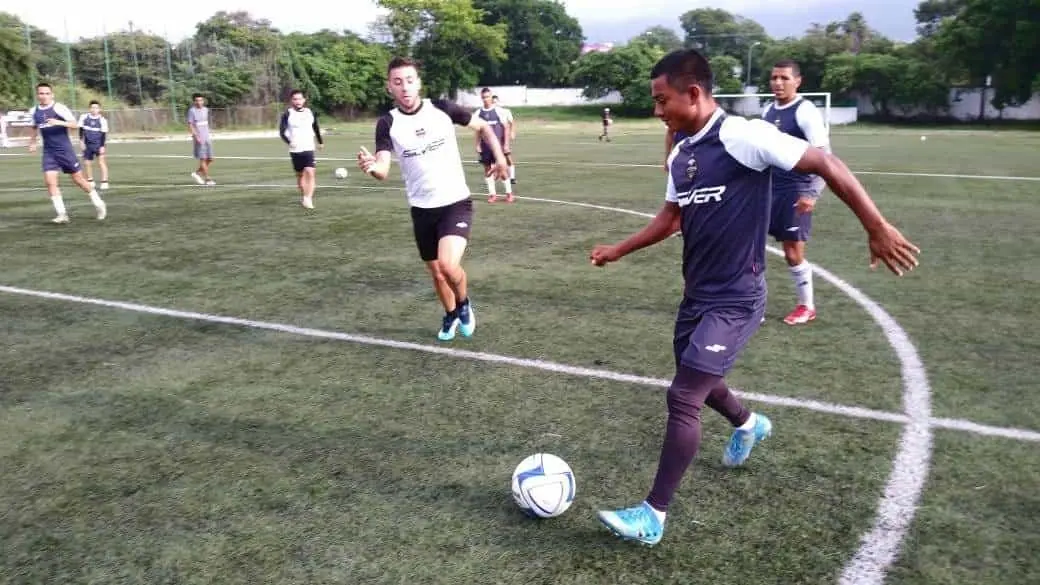Juan Santos se muestra participativo en los entrenamientos y en los partidos ha tenido que jugar de lateral. Luis Cruz/CP