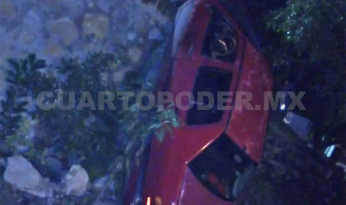 Jetta se va de reversa y cae en un barranco