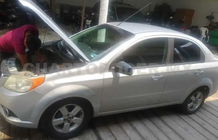 Roban su carro y lo dejan abandonado
