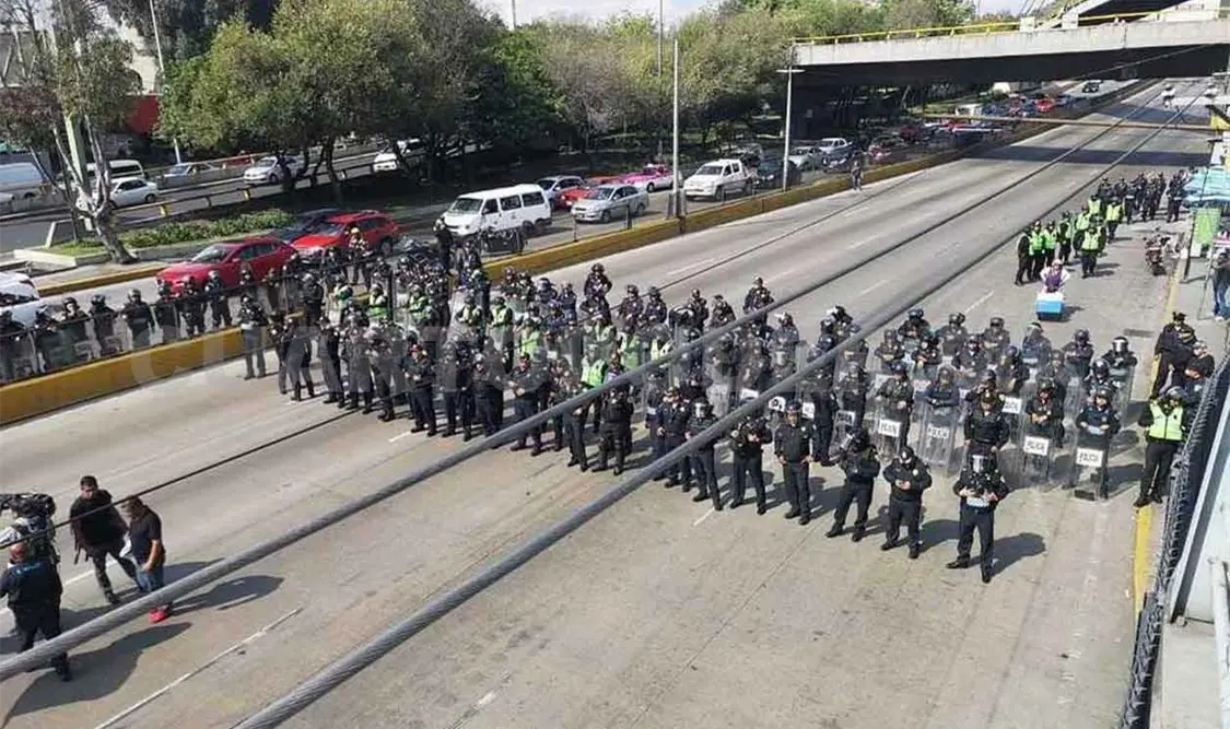 Policías federales bloquean Periférico Sur