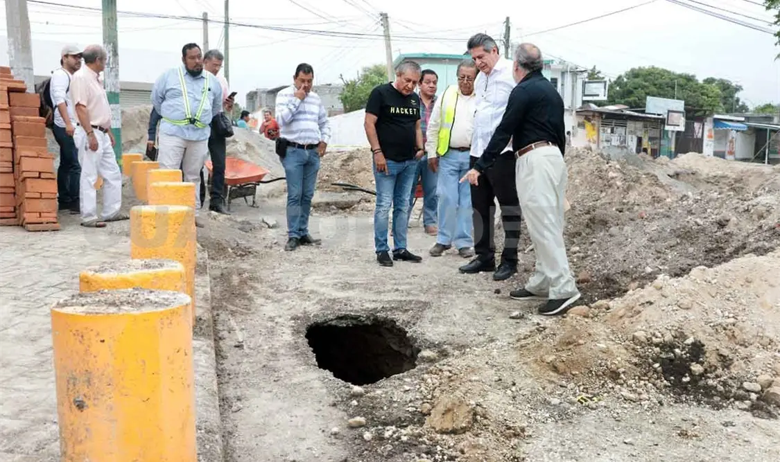 El alcalde Carlos Morales verificó la correcta instalación de los materiales. CP