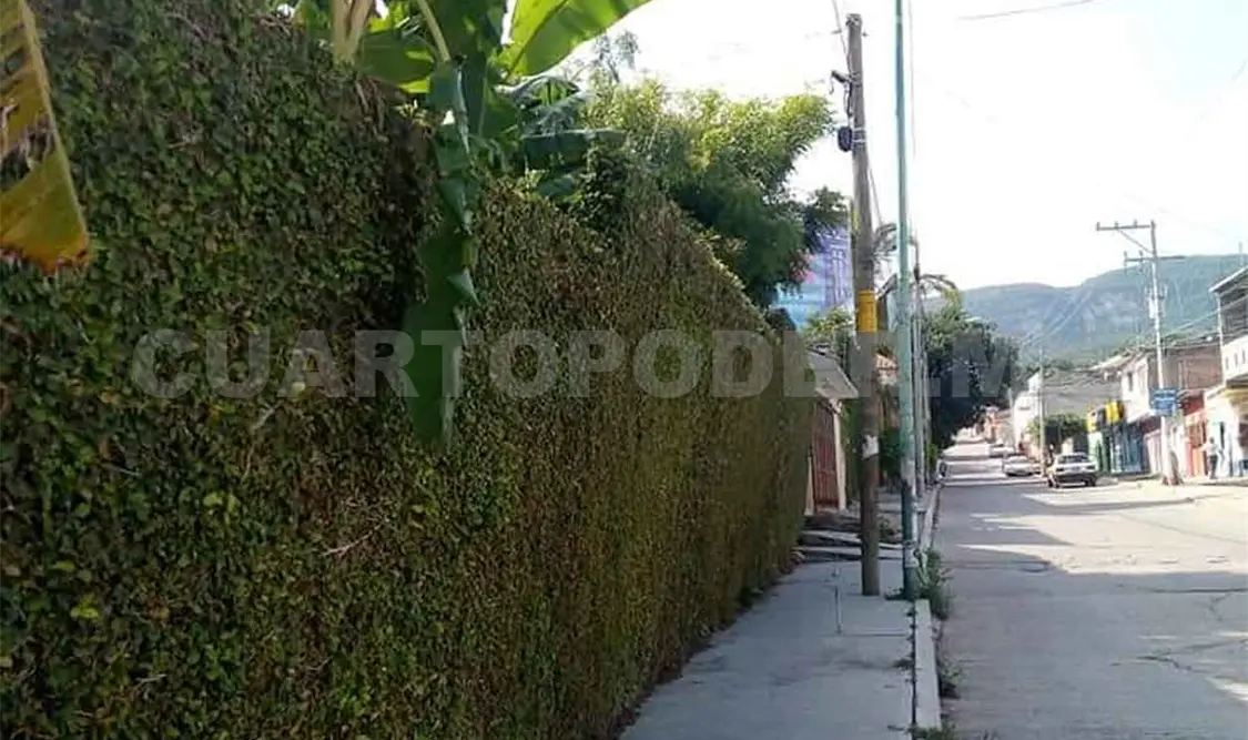 Reportan estructura a punto de caer