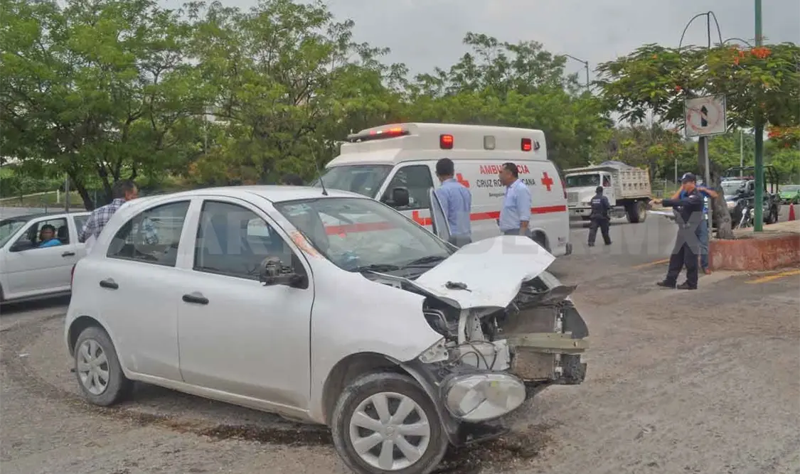 Mujer queda lesionada en aparatoso accidente