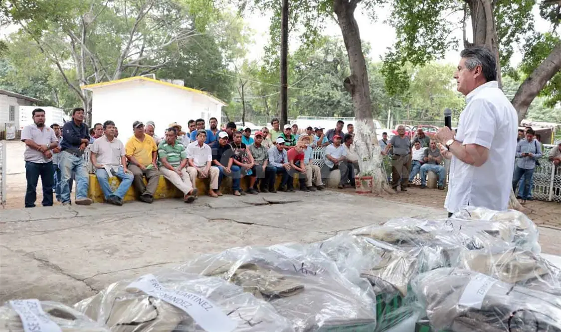 Trabajadores de la Dirección de Obras Viales recibieron uniformes y equipamiento. CP