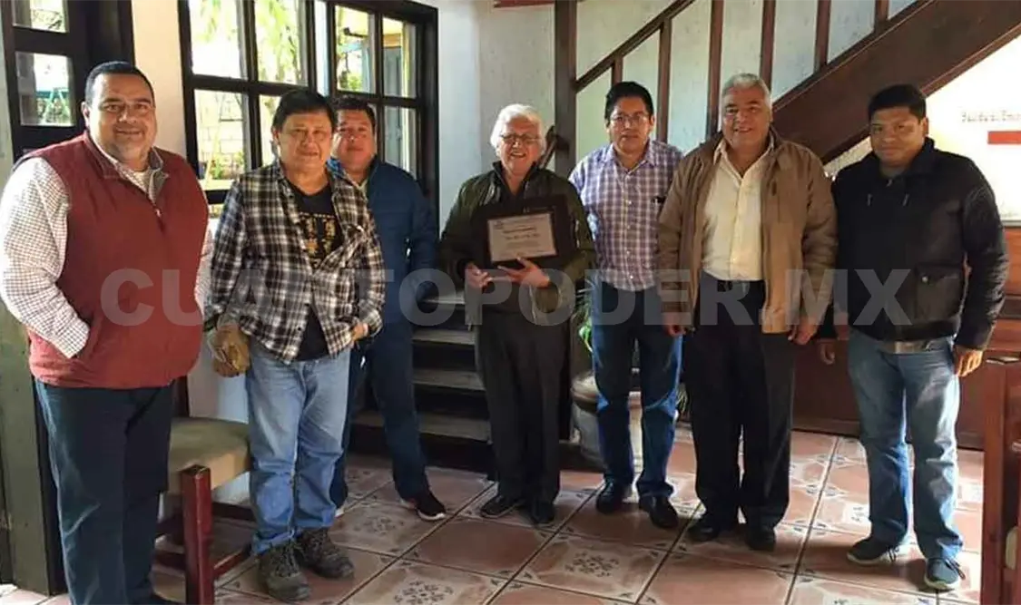 Integrantes del Grupo de Periodistas de San Cristóbal de Las Casas, entregaron reconocimiento a Jorge Alejandro Díaz López. Manuel Martínez / CP