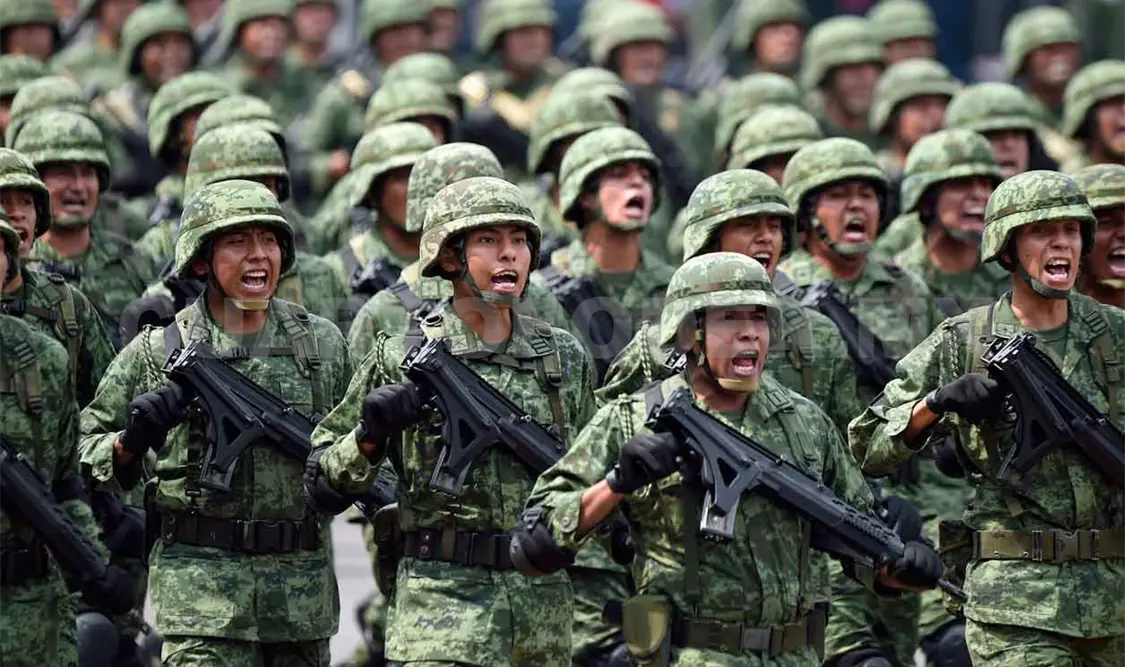 Piden a AMLO indultar a militares presos